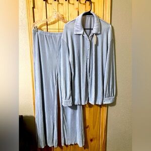 NWT - Unbranded size XXL 2-piece set in satiny, finely-pleated poly/span blend